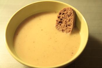 Zachte soep van pastinaak met een vleugje komijn