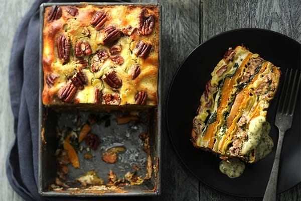 Terrine van pompoen en pecannoten met basilicumsaus