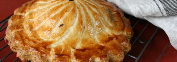 Hartige paddenstoelentaart met prei en kaas