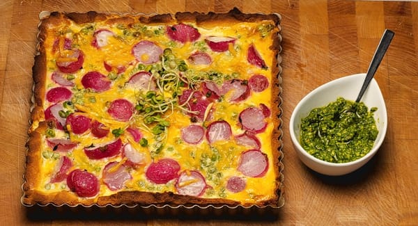 Radijsjesquiche met loofpesto