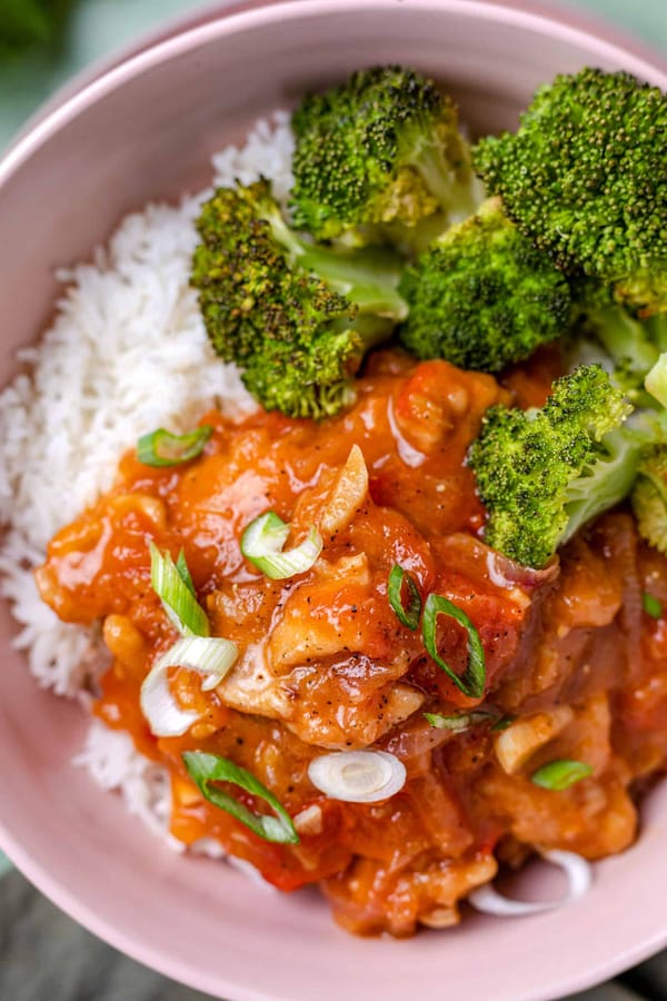 Kipstoof met rabarber, tomaat en gochujang